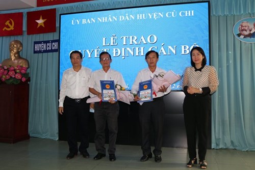 Lễ trao Quyết định cho cán bộ quản lý khối giáo dục